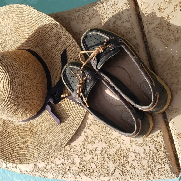 🥳Let's Make a Deal! SPERRY Topsiders! - Picture 1 of 5